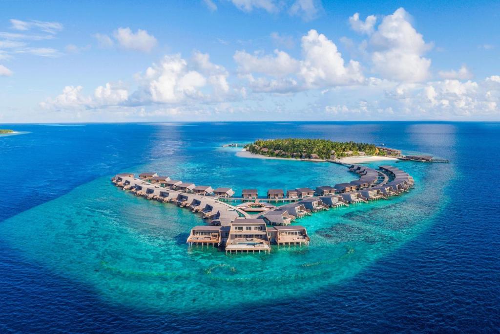 10 Hoteles de lujo y exclusivos en las Maldivas thestregismaldivesvommuliresortdhaaluatollupdatedprices2025